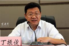  龙港网8月20日讯：今天上午，龙港镇召开政府半年度工作情况报告会，镇三套班子领导和镇人大代表共同回顾了龙港镇1-7月份全镇社会各项事业发展情况，并部署下半年的工作重点。县委常委、镇委书记丁振俊，县人大常委会副主任蓝德超，龙港镇长王忠秀（副县长级）出席了会议，镇人大主席上官光强主持会议。图为 县委常委、镇委书记丁振俊