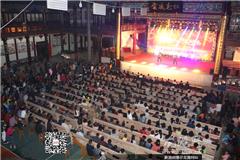 龙港网5月17日简讯：昨天晚上，“争当好市民 共推镇改市”为主题的龙港镇2016年文化下乡系列巡回演出来到了龙港舥艚社区东山周村文化礼堂，一路欢歌一路宣传镇改市。