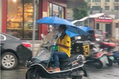 提醒：龙港外卖小哥  电动车装遮阳伞是很危险的！