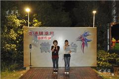 龙港网10月7日讯：龙港草根微舞台第2期——国庆专场，在外滩公园举行。来自龙港二中带来小组合唱《唱的响亮》，来自富康集团的高建平二胡独奏，给我们带来一种身临其境般的感受，温州市十佳出租车驾驶员、龙港新居民刘万华带来歌词朗诵《倡导文明》，希望大家为龙港镇创建全国文明镇做出自己应有的贡献；还有小提琴表演、越剧表演等。舞台虽小，表演却酣畅淋漓，让现场观众感受到了广场草根文化的魅力。

    市民陈女士说：“正好路过看到了精彩演出，她说，有机会一定来报名参加，这个舞台很适合我们市民”。