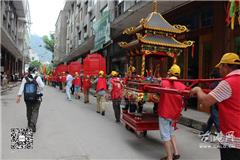 龙港网6月3日讯：今天上午，两岸（苍南）杨府侯王信俗文化交流仪式在龙港鲸头杨府殿举行，这是苍台两地民俗文化交流的一大盛事。活动现场，鲸头杨府信众迎接了台湾杨府塑身和信众。随后，两岸杨府信众共同开展了祭祀杨府侯王活动。此次通过两岸（苍南）杨府侯王信俗文化交流，将更好地继承和弘扬杨府侯王见义勇为、不畏强暴、团结友爱、热爱和平的传统美德，促进苍台两地交往、经贸文化合作，增进民众感情。