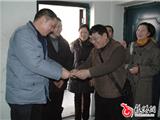 镇领导慰问基层单位.