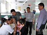龙港镇领导慰问国际护士节中的医护人员