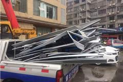 组织清理乱堆放的灯箱招牌及广告