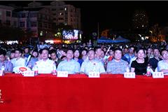 龙港网8月26日讯：昨天晚上，“龙港好声音”决赛在金河广场举行，最终产生一等奖一名，二等奖二名，三等奖三名。苍南县委常委、龙港镇委书记丁振俊，苍南县委常委、宣传部长林森森，县委宣传部副部长、文明办主任郑德菊等领导出席活动。镇领导周碧素、黄贤满、谢磊、朱文胜、林时黎、缪维宝等参加活动。据了解，9月份是中国好声音温州赛区的选拔时间，届时龙港好声音前6名选手还将推选到温州选拔赛区，圆选手的歌唱梦。图为出席的领导