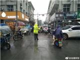 龙港交警雨中坚守六小时力保高考顺利结束
