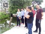 吴绍周带领海城社区工作人员对海头河进行巡查
