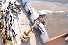 龙港网12月29日讯：918名学生“蜗居”几亩校园数年，眼看10亩操场用地出租期满，打算收回新建操场。却因龙港镇新城社区黄库村以此地系村里资产为由，继续对外出租，几度争议搁置一年无果。 今天上午，龙港镇两违办对仓库进行了彻底拆除。