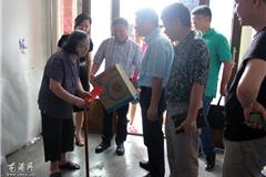 县委常委、龙港镇委书记丁振俊慰问老党员，与老党员深切交谈，详细了解他们目前的衣食起居、生活身体状况，并代表龙港党委、政府，给他们送去了慰问金，祝福他们身体健康、幸福长寿