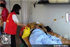 龙港网9月25日讯：为进一步弘扬孝老爱亲传统道德之风，传递爱心，在中秋节来临之际，龙港五幼与龙港网民监督团一行20多人带着慰问品来到新斗门村“仁爱之家”为孤寡老人们送上节日的祝福，将暖暖的爱心传递到这些孤寡老人手中。爱心人士的到来打破了往日的宁静，让敬老院内热闹非凡，爱心人士和老人亲热聊天，悉心询问老人们的日常生活起居，并嘱托老人季节变化时要注意身体保暖，行动要注意安全，希望他们保重身体、快乐生活。