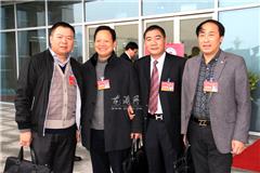 龙港网2月25日讯：“两会”的召开是苍南县也是龙港人民政治生活中的一件大事，各位人大代表特别是最基层的人大代表将围绕县情，结合自身工作实际，把人民群众最关心的热点、难点问题带到两会上来，正确地反映社情民意，积极建言献策，为苍南谋发展。（求利）