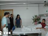 小孩不幸落水，村干部及时相救