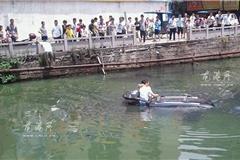 龙港网讯：（本网编辑 陈国栋 特约通讯员温积勇）今天中午11点38分，一辆蓝色长城越野车从西一街转弯过来,“澎”了一声,撞破左边护栏掉入河中，车内一对父女，敲破后窗逃出来，闻讯赶来的2名本地好心市民，立即下水把父女俩救上岸。