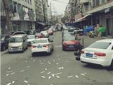 网友反映：龙港镇纺织一.二.三.四.五街，道路两侧有大量车辆违停，请有关部门引起重视加强管理。