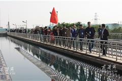 网友们在龙港自来水工作人员的带领下，参观制水工艺流程。