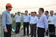     龙网8月19日讯：昨天，苍南县人大常委会主任苏庆明在县委常委、龙港镇委书记林万乐，县人大副主任高友平，副县长邵潘峰，政协副主席尤有光，龙港镇长王忠秀（副县长级），镇人大主席上官光强陪同下带领部分人大代表视察龙港固定资产投入工作。
