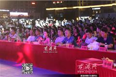 龙港网8月12日讯：“舞动健康，舞动快乐”龙港镇第三届排舞大赛昨晚在财富广场隆重举行，比赛共6只队伍参加，丽影广场健身舞俱乐部和青韵年华广场舞俱乐部获得第一名，龙跃广场舞俱乐部、龙跃社区DJ广场健身舞俱乐部、江山体协舞蹈队、方城丽园俱乐部获得第二名。镇领导朱文胜、陈贤选给获奖选手颁奖。