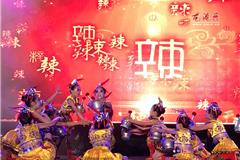 “童心舞动 炫彩飞旋“大眼睛艺校第三届艺术节文艺汇演，今天晚上在龙港财富广场为观众献上一场精彩的28个节目文化盛宴大餐，本次活动由龙港镇综合文化服务中心主办，大眼睛艺校承办。