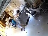 温州再现保姆虐童事件 把婴儿当玩具甩扔抛摇