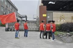 穿上了印有龙港文明督导团字样的马甲，15名文明督导员从龙港政府大院集中驱车来到第一站城东工业园区，对第一批7家文明不合格企业某锻造公司、某陶瓷公司、某钢业公司、某铜业公司进行挂“黄牌”警告，限期2个月内整改，对整改后的企业再进行挂“红牌”。