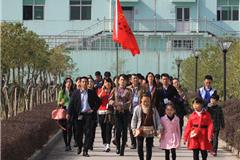 龙港网11月17日讯：今天上午，龙港网“我在现场”栏目走进龙港自来水厂，带大家近距离了解自来水制水工艺流程。本次活动至启动以来，就受到广大网友的积极响应。我们从众多的报名者中抽选中50位来自各行各业的热心网友、市民代表参与本次探秘水厂之旅。