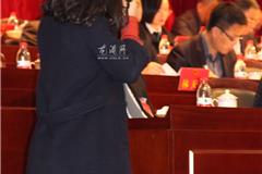 每年两会的召开，从中央到地方永远都少不了媒体记者们忙碌忘我的工作身影。看都跑到台上去了   （求利）