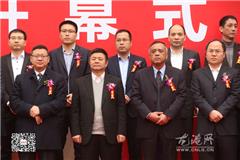 前排从左自右：县委常委、龙港镇委书记丁振俊，县人大常委会主任苏庆明、县政协主席张传君，副县长陈三强