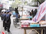 城管部门整治占道经营  确保节后上班道路通畅