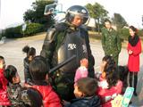 警营开放日 幼儿园小朋友近距离体验边防生活