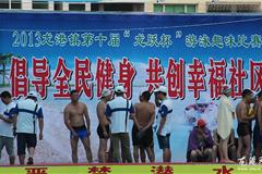 【2013龙港镇第十届＂龙跃杯＂游泳趣味赛】倡导全民健身 共创幸福社区 今天，＂龙跃杯＂游泳趣味赛在职介游泳场举行，镇领导周碧素丶金珍敏出席开幕式。来自龙跃社区二村四居80名选手参加男子50米蛙泳，男子50米自由泳和10X50米混合接力及水上拔河比赛。