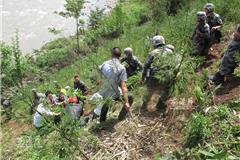 龙港网4月20日特派记者（陈记）4月20日上午8点02分，四川雅安发生7级地震后，本网记者正好在眉山市，9点出发赶往雅安市芦山县，12时58分，用摄像机、照相机真实记录了第13集团军一辆运送17名官兵的救灾车辆，由于避让从芦山方向驶来的私家车，导致车辆爆胎，然后，军车失控翻下山崖，坠入河中，当地村民、交警、志愿者、官兵和龙港四青年积极投入参与紧急救援。当场致1人牺牲、3人重伤（其中运送途中1名战士不治身亡）、4人轻伤。