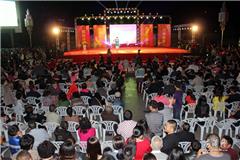 龙港网10月27日讯：全民健康生活方式宣传月。日前，“蓝色苏洋之夜”龙港广场健身舞大汇演在龙跃路外滩隆重拉开了帷幕，反响热烈。展演中，来自湖前社区西桥村体育俱乐部、龙港拉丁舞协会、龙跃广场健身舞俱乐部等的各个舞蹈队纷纷走上舞台，各显舞技，展开了一场精彩纷呈的“舞林大会”。她们伴随着音乐翩跹起舞，踏着音乐的节拍，时而尽情舞动，时而变换队形，展示了龙港市民积极向上的精神风貌和对幸福生活的美好祝愿。