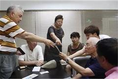 郑氏兄弟与温州亲属团聚，大家开心地翻看照片