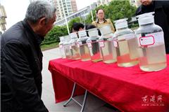 市民仔细查看每个水样