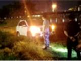 一车两人去钓鱼 不慎陷入淤泥中