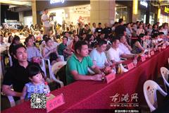 龙港网8月3日讯：日前，财富广场上人声鼎沸、激情飞扬，由龙港镇精神文明建设指导委员会主办的以“争当好市民 共建龙港市”为主题的2016龙港财富中心好声音大赛总决赛在此精彩落幕了。 龙港财富中心好声音走过了火爆的初夏，一场场发自内心、用心发声的歌唱比赛，引爆了龙港的热情。在历经一个多月的海选、复赛的层层选拔之后，来自各行各业的10强实力歌手经过激烈角逐，脱颖而出，成为当晚总决赛的选手，他们在这里进行巅峰对决，上演了一场精彩绝伦的热烈比拼！县政协副主席朱诗力，龙港镇委委员方小卫等领导出席本次活动。