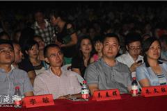  龙港网7月23日讯：昨天晚上，龙港镇文明大擂台舥艚社区赛在舥艚一小内举行。活动以展示市民个人才华的同时，弘扬文明新风，传播文明知识，倡导文明行为。周碧素、黄贤满、朱文胜、郑裕勋等镇领导，以及县文明办领导观看了选手比赛。