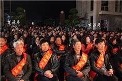 披红丝带，掌声雷鸣。龙港镇芦浦社区大院里洋溢着一股暖暖的春意，来自龙港镇芦浦社区五个“十佳”先进人物披红丝带，被授予十佳称号。这是芦浦社区举行文明创建评比活动年度颁奖晚会，县文明办副主任黄通号，镇委副书记李孝取，镇委委员朱文胜，镇人大副主席戴安胡，副镇长丁云勇及社区书记林志远，主任李蒙恩出席。