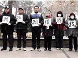 老人街头举字“倘若我摔倒请将我扶起”引围观