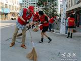 苍南同德公益服务中心组织志愿者对马鞍桥村街道进行大清扫