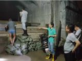 湖前社区积极进行抗台防潮工作