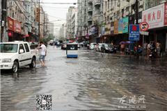 在龙港的西三街、西六街、西城路等街道也纷纷开启了“看海”模式，行人车辆“海中”前行，积水严重。