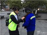 龙港志愿者开展给环卫工人“暖冬”活动