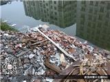 不文明行为——建筑垃圾随意倒进河里