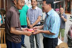 县委常委、龙港镇委书记丁振俊慰问老党员，送上节日的祝福。