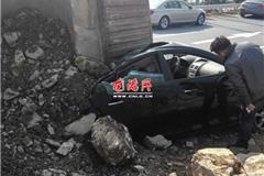 今天，灵龙大道龙港段一辆满载沙石的工程车与小轿车发生相撞，工程车侧翻，直接压住了旁边正在行驶的小车，造成小车后座直接压扁，致后座一人受伤，已经送龙城中医院抢救，司机只受惊吓无大碍。