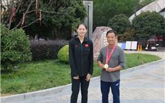 把金牌“献”给恩师！全运冠军李巧巧荣归母校