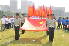 龙港网10月12日讯：今天上午，2013年苍南县第四届运动会正式拉开序幕。副县长林小同主持开幕式，县委书记黄寿龙宣布开幕。县镇领导黄锦耀、陈贤选等出席开幕式。运动会上由来自各乡镇、机关系统、县直属单位等团体组成的31个方队迈着整齐划一的步伐，依次进入运动场，展示出苍南人民昂扬的精神风貌。