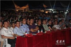  龙港网7月23日讯：昨天晚上，龙港镇文明大擂台舥艚社区赛在舥艚一小内举行。活动以展示市民个人才华的同时，弘扬文明新风，传播文明知识，倡导文明行为。周碧素、黄贤满、朱文胜、郑裕勋等镇领导，以及县文明办领导观看了选手比赛。