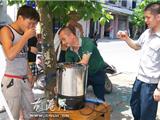 炎炎夏日 同德爱心煮伏茶送清凉